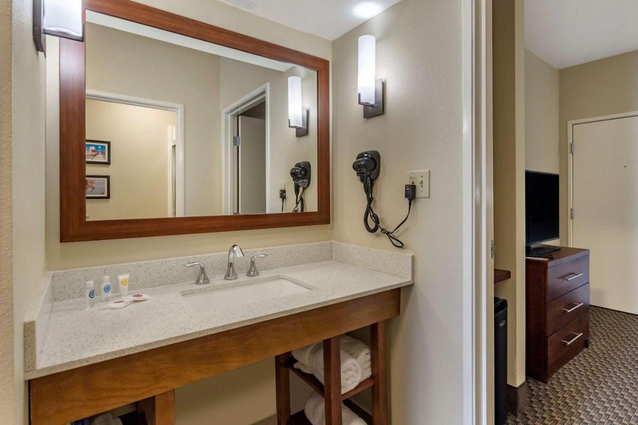 Comfort Suites Memphis Bagian luar foto