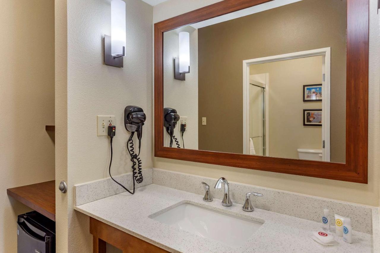 Comfort Suites Memphis Bagian luar foto